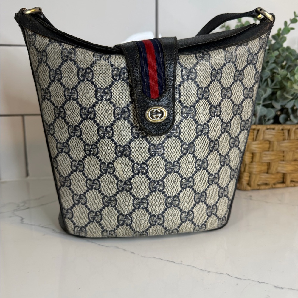 Authenticated Gucci Bucket bag (vintage) w/printed COA